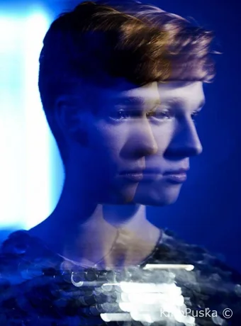 Блестки в голубой комнате